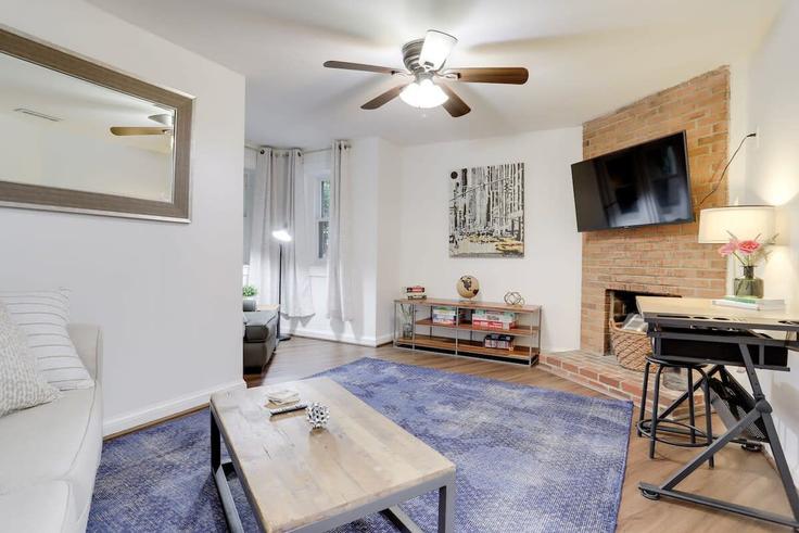 Elegant gestaltetes Wohnzimmer mit moderner Einrichtung in einer Wohnung im Building North Carolina Avenue Southeast - sojourn-guesty - 1013256 in Washington, Washington Elegant gestaltetes Wohnzimmer mit moderner Einrichtung in einer Wohnung im Building North Carolina Avenue Southeast - sojourn-guesty - 1013256 in Washington, Washington