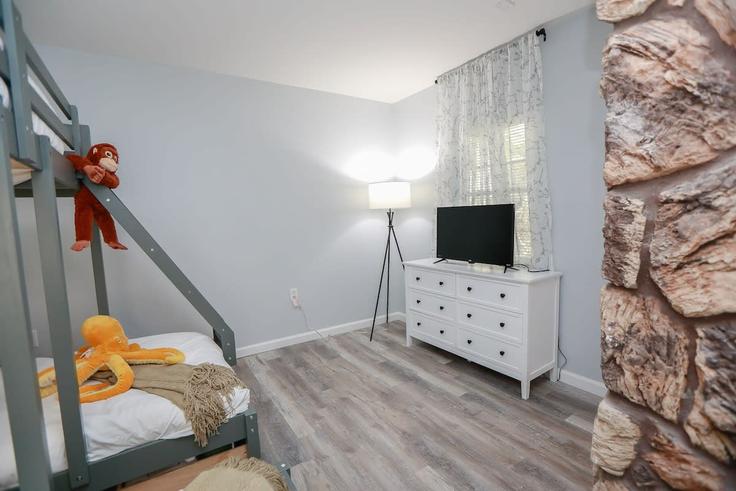 Sala de estar elegantemente projetada com móveis modernos em um apartamento no Building Wind Mill Point Road - sojourn-guesty - 1013164 em Hampton, Hampton Sala de estar elegantemente projetada com móveis modernos em um apartamento no Building Wind Mill Point Road - sojourn-guesty - 1013164 em Hampton, Hampton