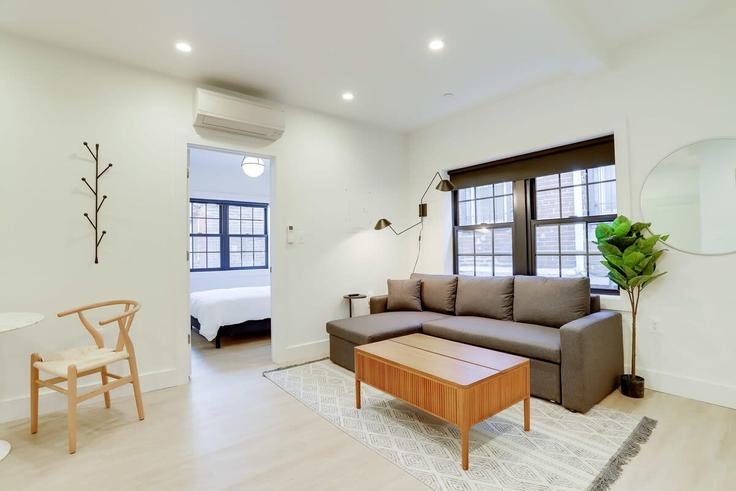Elegante sala de estar con mobiliario moderno en un apartamento en Building G Street Southeast - sojourn-guesty - 1013278 - WDC en Washington, Washington