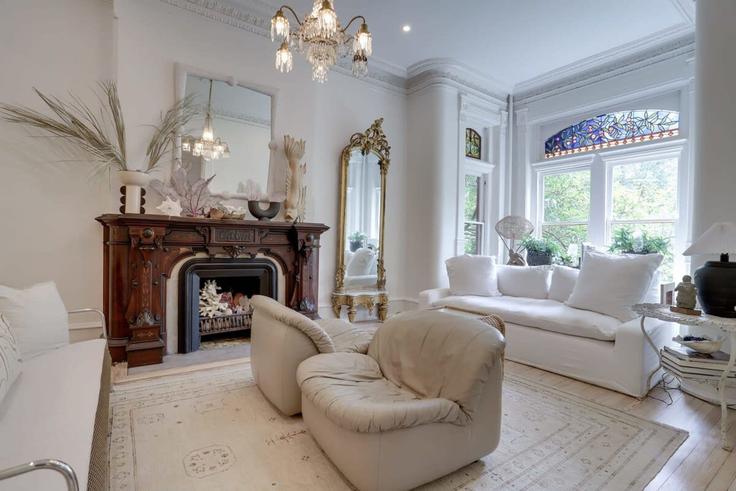 Elegant gestaltetes Wohnzimmer mit moderner Einrichtung in einer Wohnung im Building East Capitol Street Northeast - sojourn-guesty - 1013265 in Washington, Washington