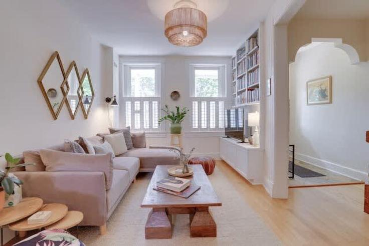 Elegante sala de estar con mobiliario moderno en un apartamento en Building North Carolina Avenue Northeast - sojourn-guesty - 1059612 - WDC en Washington, Washington Elegante sala de estar con mobiliario moderno en un apartamento en Building North Carolina Avenue Northeast - sojourn-guesty - 1059612 - WDC en Washington, Washington
