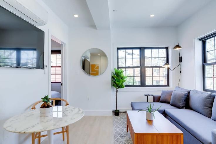 Elegante sala de estar con mobiliario moderno en un apartamento en Building G Street Southeast - sojourn-guesty - 1059531 - WDC en Washington, Washington
