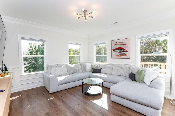 Sala de estar elegantemente projetada com móveis modernos em um apartamento no Building Lea View Avenue - sojourn-guesty - 1013314 em Norfolk, Norfolk