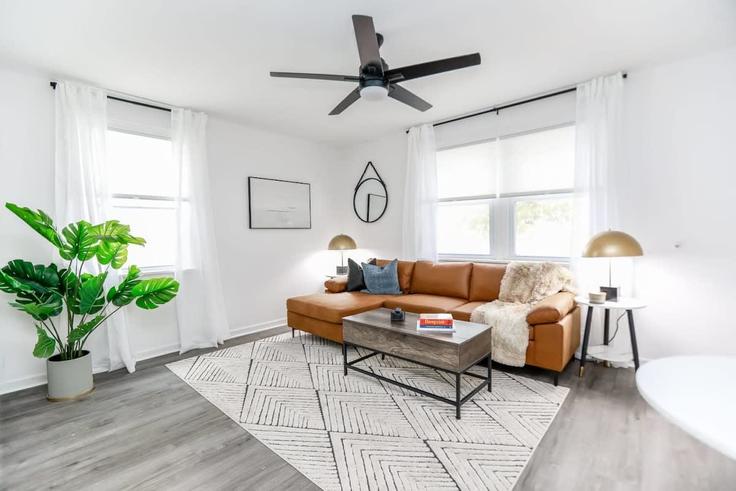 Elegante sala de estar con mobiliario moderno en un apartamento en Building East Ocean View Avenue - sojourn-guesty - 1059659 - USA en Norfolk, Norfolk Elegante sala de estar con mobiliario moderno en un apartamento en Building East Ocean View Avenue - sojourn-guesty - 1059659 - USA en Norfolk, Norfolk