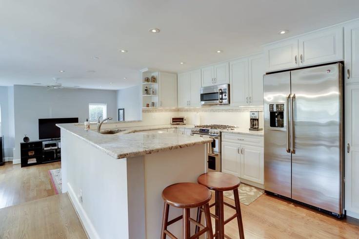 Cocina funcional y elegante con equipamiento de alta gama en un apartamento de lujo en Building 3rd Street Northeast - sojourn-guesty - 1059642 - WDC en Washington, Washington