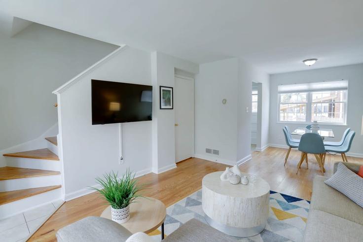 Building Wilkes Street - sojourn-guesty - 1059675 - WDC adresindeki bir dairede modern mobilyalarla zarif bir şekilde tasarlanmış oturma odası Alexandria, Alexandria