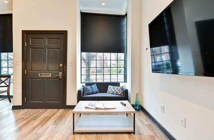 Salle de séjour élégante avec mobilier moderne dans un appartement à Building 5th Street Southeast - sojourn-guesty - 1059516 - WDC à Washington, Washington Salle de séjour élégante avec mobilier moderne dans un appartement à Building 5th Street Southeast - sojourn-guesty - 1059516 - WDC à Washington, Washington