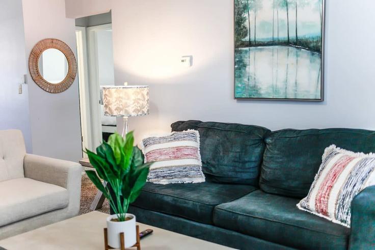 Sala de estar elegantemente projetada com móveis modernos em um apartamento no Building West Ocean View Avenue - sojourn-guesty - 1013258 em Norfolk, Norfolk