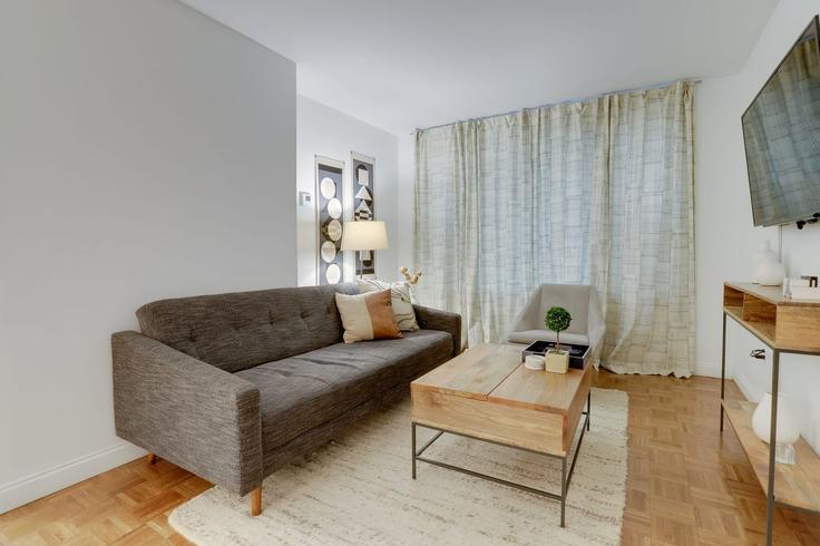 Building 5th Street Southeast - sojourn-guesty - 1013251 adresindeki bir dairede modern mobilyalarla zarif bir şekilde tasarlanmış oturma odası Washington, Washington