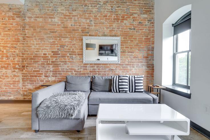Elegante sala de estar con mobiliario moderno en un apartamento en Building 5th Street Southeast - sojourn-guesty - 1013182 en Washington, Washington Elegante sala de estar con mobiliario moderno en un apartamento en Building 5th Street Southeast - sojourn-guesty - 1013182 en Washington, Washington