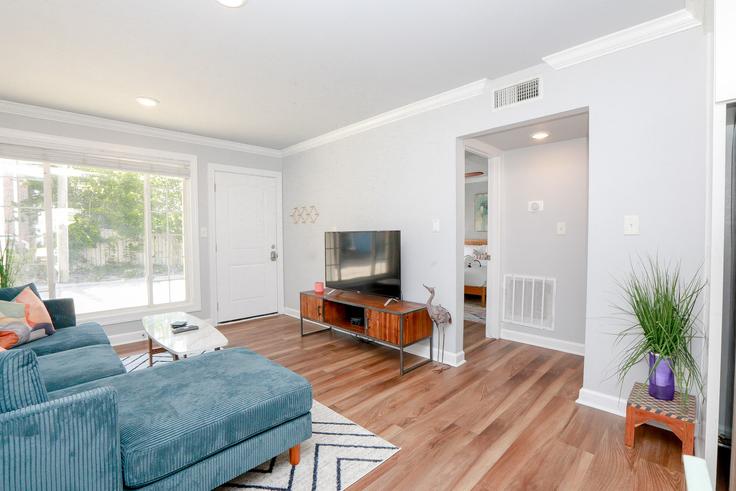 Norfolk NorfolkのBuilding West Ocean View Avenue - sojourn-guesty - 1022078 - USAのアパートメントにある、モダンな家具を備えたエレガントなデザインのリビングルーム Norfolk NorfolkのBuilding West Ocean View Avenue - sojourn-guesty - 1022078 - USAのアパートメントにある、モダンな家具を備えたエレガントなデザインのリビングルーム