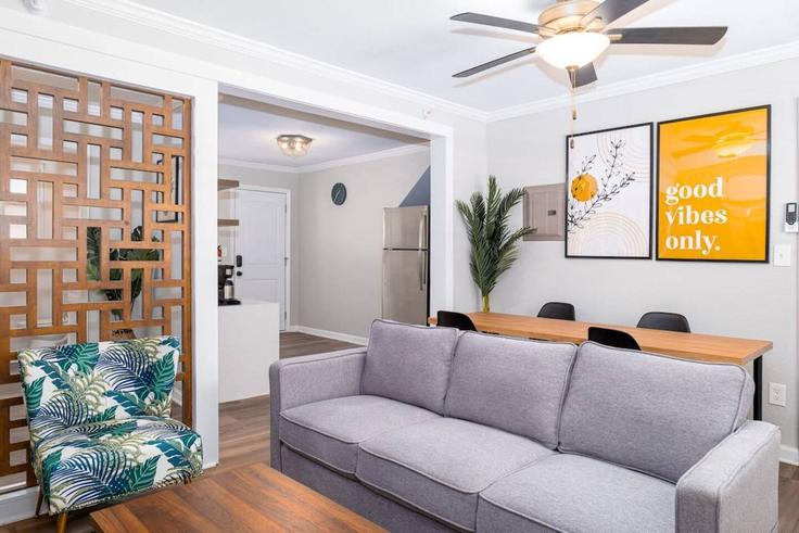 Salle de séjour élégante avec mobilier moderne dans un appartement à Building East Ocean View Avenue - sojourn-guesty - 1031231 - USA à Norfolk, Norfolk