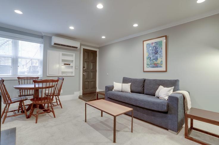 Washington, Washington 소재 Building First Street Southeast - sojourn-guesty - 1059695 - WDC 유닛에 마련된, 현대적인 가구로 꾸며진 우아한 디자인의 거실 Washington, Washington 소재 Building First Street Southeast - sojourn-guesty - 1059695 - WDC 유닛에 마련된, 현대적인 가구로 꾸며진 우아한 디자인의 거실