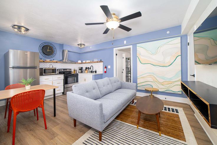 Salle de séjour élégante avec mobilier moderne dans un appartement à Building 5th Bay Street - sojourn-guesty - 1031235 - USA à Norfolk, Norfolk