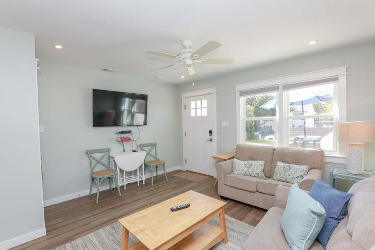 Elegant gestaltetes Wohnzimmer mit moderner Einrichtung in einer Wohnung im Building Ocean View Avenue - sojourn-guesty - 1059724 - USA in Virginia Beach, Virginia Beach