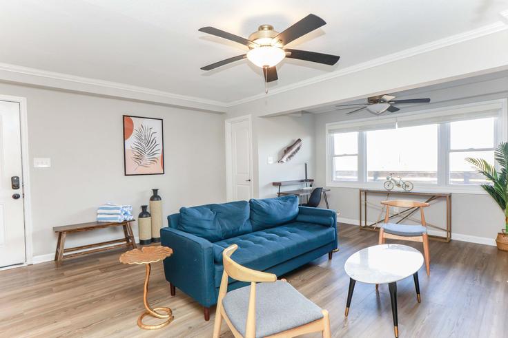 Building East Ocean View Avenue - sojourn-guesty - 1031236 - USA adresindeki bir dairede modern mobilyalarla zarif bir şekilde tasarlanmış oturma odası Norfolk, Norfolk