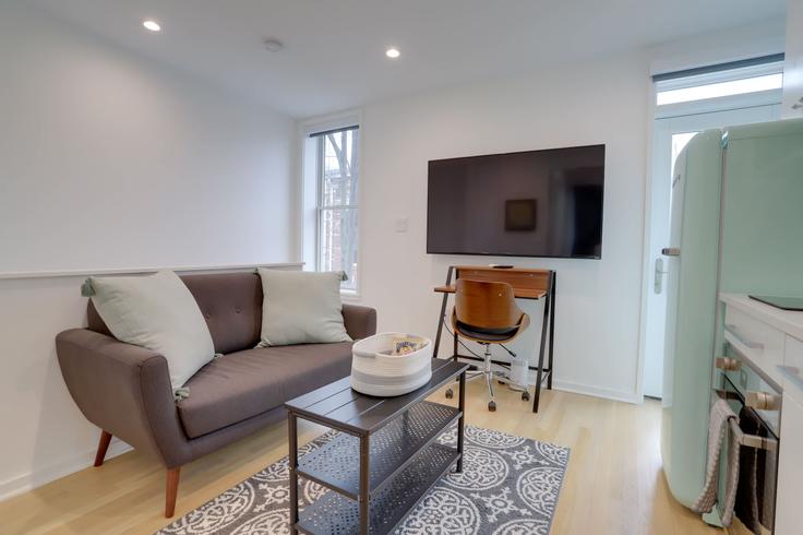 Salle de séjour élégante avec mobilier moderne dans un appartement à Building 10th Street Southeast - sojourn-guesty - 1304297 - WDC à Washington, Washington Salle de séjour élégante avec mobilier moderne dans un appartement à Building 10th Street Southeast - sojourn-guesty - 1304297 - WDC à Washington, Washington