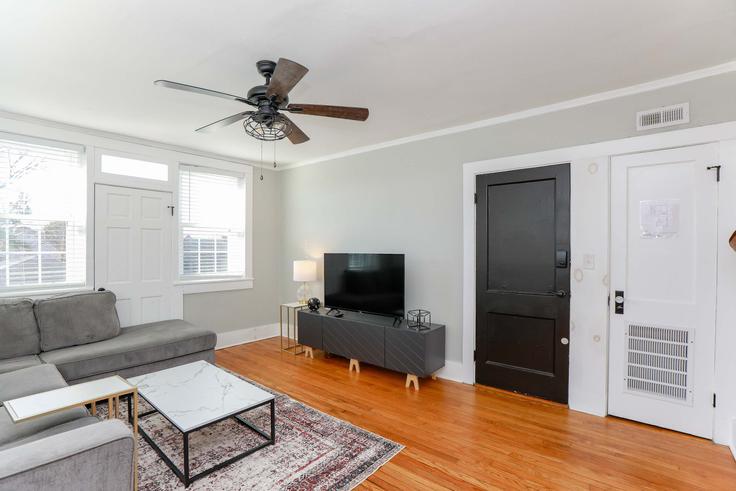 Elegante sala de estar con mobiliario moderno en un apartamento en Building Brandon Avenue - sojourn-guesty - 1059795 - USA en Norfolk, Norfolk