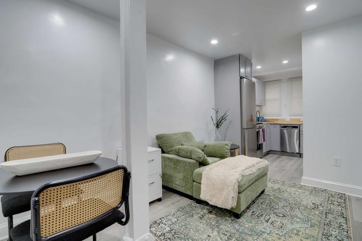 Elegante sala de estar con mobiliario moderno en un apartamento en Building 19th Street Northwest - sojourn-guesty - 1261544 - WDC en Washington, Washington