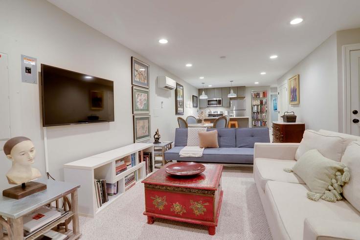 Salle de séjour élégante avec mobilier moderne dans un appartement à Building 11th Street Northeast - sojourn-guesty - 1261543 - WDC à Washington, Washington Salle de séjour élégante avec mobilier moderne dans un appartement à Building 11th Street Northeast - sojourn-guesty - 1261543 - WDC à Washington, Washington