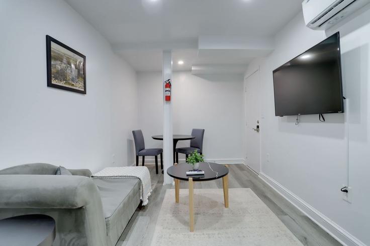 Elegante sala de estar con mobiliario moderno en un apartamento en Building 19th Street Northwest - sojourn-guesty - 1058833 - WDC en Washington, Washington