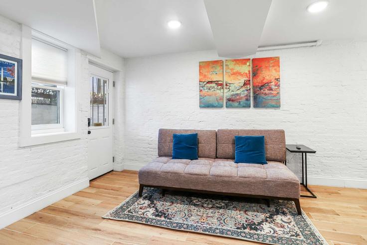 Washington, Washington에 위치한 Building 4th Street Southeast - sojourn-guesty - 1261550 - WDC 유닛의 세련된 인테리어가 돋보이는 거실 Washington, Washington에 위치한 Building 4th Street Southeast - sojourn-guesty - 1261550 - WDC 유닛의 세련된 인테리어가 돋보이는 거실
