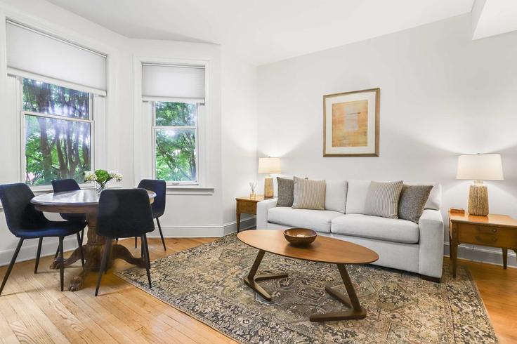 Sala de estar elegantemente projetada com móveis modernos em um apartamento no Building S Street Northwest - sojourn-guesty - 1013187 em Washington, Washington