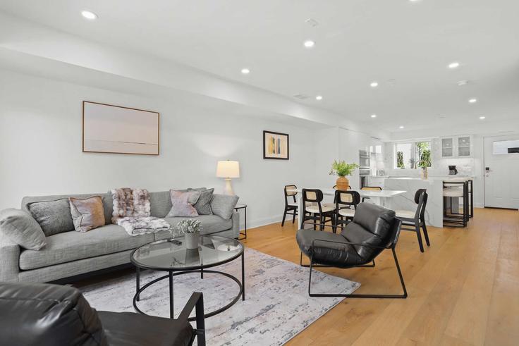 Washington WashingtonのBuilding Eton Court Northwest - sojourn-guesty - 1261549 - WDCのアパートメントにある、モダンな家具を備えたエレガントなデザインのリビングルーム