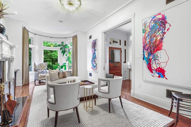 Salle de séjour élégante avec mobilier moderne dans un appartement à Building A Street Southeast - sojourn-guesty - 1294682 - WDC à Washington, Washington