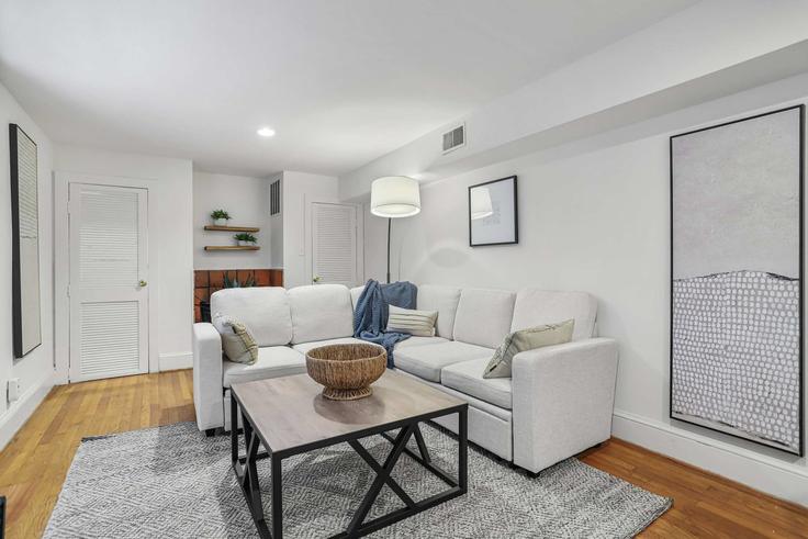 Elegante sala de estar con mobiliario moderno en un apartamento en Building Willard Street Northwest - sojourn-guesty - 1292604 - WDC en Washington, Washington Elegante sala de estar con mobiliario moderno en un apartamento en Building Willard Street Northwest - sojourn-guesty - 1292604 - WDC en Washington, Washington