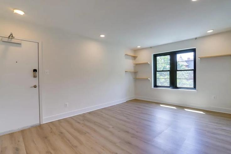 Washington, Washington에 위치한 Building 13th Street Northwest - sojourn-guesty - 1512860 유닛의 세련된 인테리어가 돋보이는 거실 Washington, Washington에 위치한 Building 13th Street Northwest - sojourn-guesty - 1512860 유닛의 세련된 인테리어가 돋보이는 거실