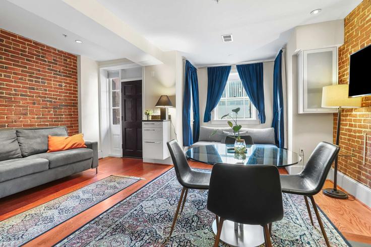 Salle de séjour élégante avec mobilier moderne dans un appartement à Building 15th Street Northwest - sojourn-guesty - 1059646 - WDC à Washington, Washington