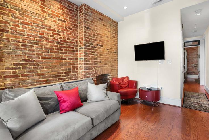 Salle de séjour élégante avec mobilier moderne dans un appartement à Building 15th Street Northwest - sojourn-guesty - 1031702 - WDC à Washington, Washington