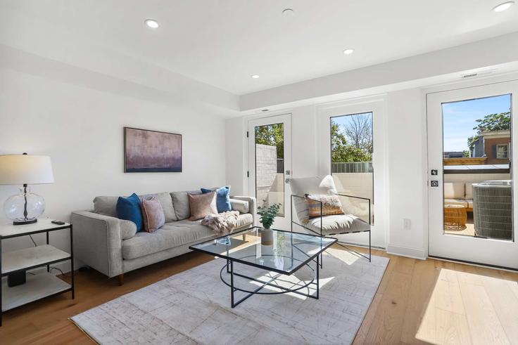 Washington, Washington에 위치한 Building Eton Court Northwest - sojourn-guesty - 1325643 유닛의 세련된 인테리어가 돋보이는 거실