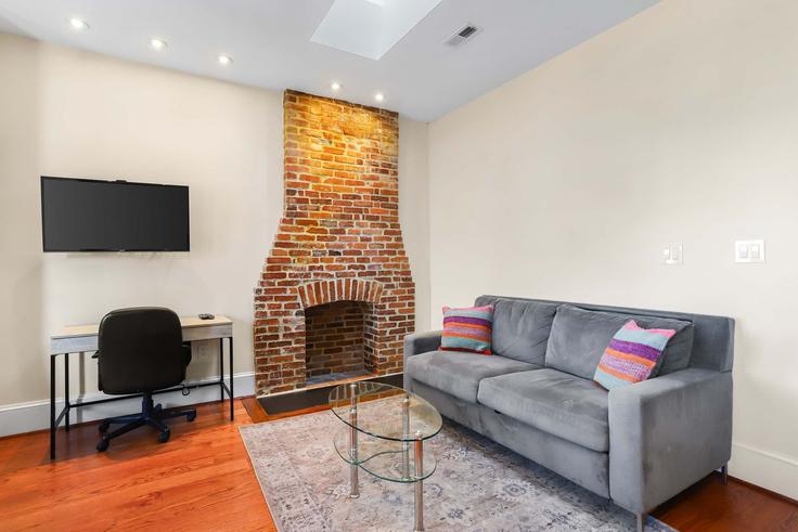 Salle de séjour élégante avec mobilier moderne dans un appartement à Building 15th Street Northwest - sojourn-guesty - 1031703 - WDC à Washington, Washington