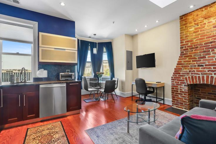 Sala de estar elegantemente projetada com móveis modernos em um apartamento no Building 15th Street Northwest - sojourn-guesty - 1512872 em Washington, Washington Sala de estar elegantemente projetada com móveis modernos em um apartamento no Building 15th Street Northwest - sojourn-guesty - 1512872 em Washington, Washington