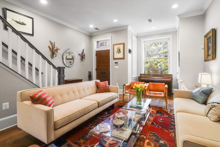 Building 11th Street Northeast - sojourn-guesty - 1346360 adresindeki bir dairede modern mobilyalarla zarif bir şekilde tasarlanmış oturma odası Washington, Washington