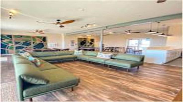 Sala de estar elegantemente projetada com móveis modernos em um apartamento no Building East Ocean View Avenue - sojourn-guesty - 1261542 - USA em Norfolk, Norfolk