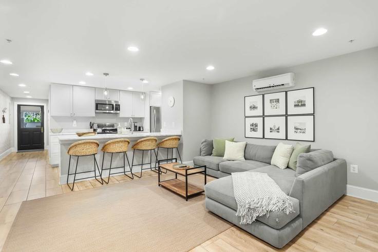 Building 11th Street Northeast - sojourn-guesty - 1351172 adresindeki bir dairede modern mobilyalarla zarif bir şekilde tasarlanmış oturma odası Washington, Washington