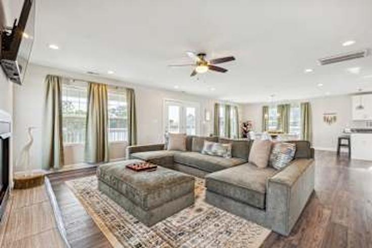 Sala de estar elegantemente projetada com móveis modernos em um apartamento no Building 20th Bay Street - sojourn-guesty - 1322521 em Norfolk, Norfolk