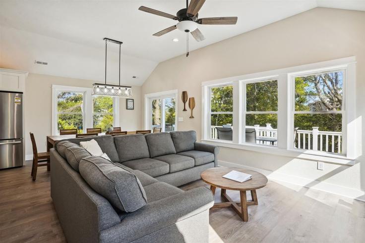 Elegante sala de estar con mobiliario moderno en un apartamento en Building Seadrift Court - sojourn-guesty - 1378919 en Corolla, Corolla