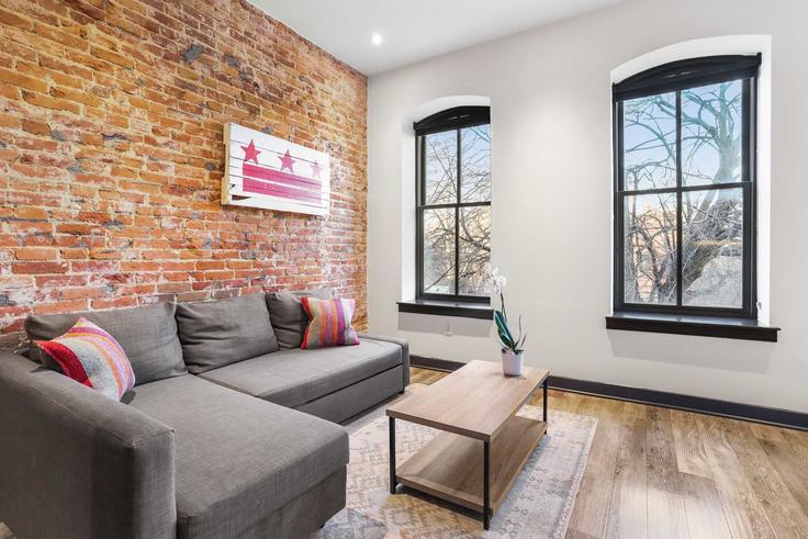 Washington WashingtonのBuilding Independence Avenue Southeast - sojourn-guesty - 1512861のアパートメントにある、モダンな家具を備えたエレガントなデザインのリビングルーム