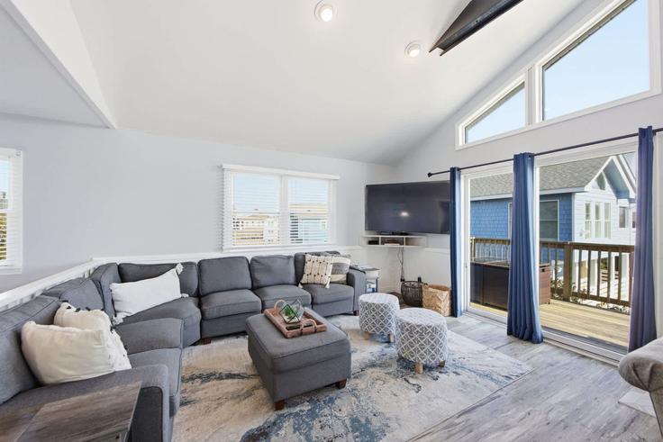 Building Sand Dollar Court - sojourn-guesty - 1356318 adresindeki bir dairede modern mobilyalarla zarif bir şekilde tasarlanmış oturma odası Corolla, Corolla Building Sand Dollar Court - sojourn-guesty - 1356318 adresindeki bir dairede modern mobilyalarla zarif bir şekilde tasarlanmış oturma odası Corolla, Corolla
