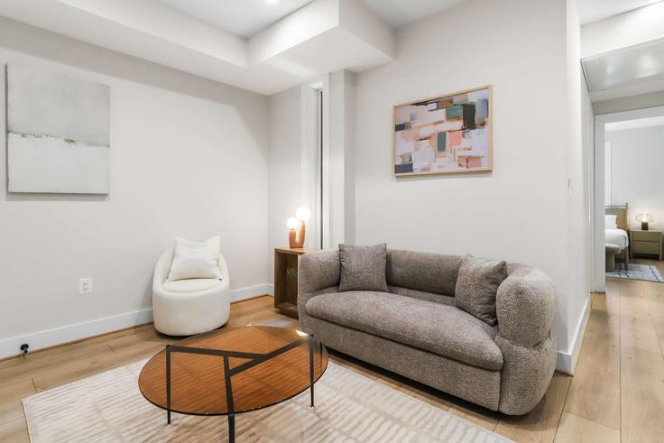 Washington, Washington에 위치한 Building Connecticut Avenue Northwest - sojourn-guesty - 1461447 유닛의 세련된 인테리어가 돋보이는 거실