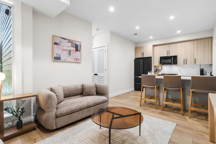 Salle de séjour élégante avec mobilier moderne dans un appartement à Building Connecticut Avenue Northwest - sojourn-guesty - 1461447 à Washington, Washington Salle de séjour élégante avec mobilier moderne dans un appartement à Building Connecticut Avenue Northwest - sojourn-guesty - 1461447 à Washington, Washington