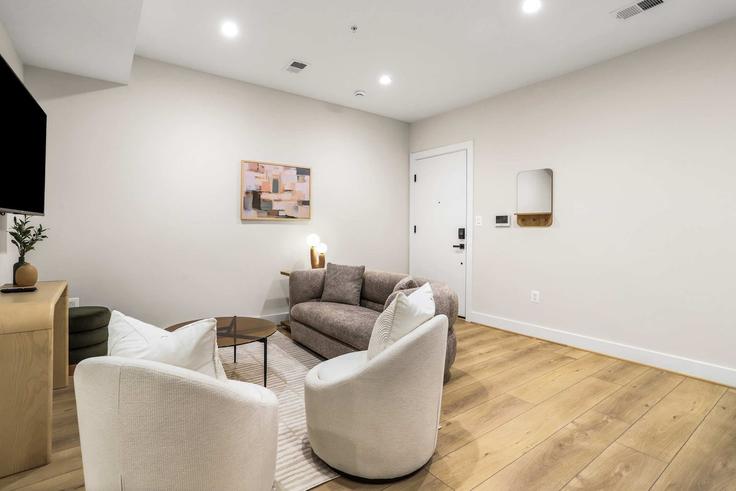 Elegante sala de estar con mobiliario moderno en un apartamento en Building Connecticut Avenue Northwest - sojourn-guesty - 1461457 en Washington, Washington Elegante sala de estar con mobiliario moderno en un apartamento en Building Connecticut Avenue Northwest - sojourn-guesty - 1461457 en Washington, Washington