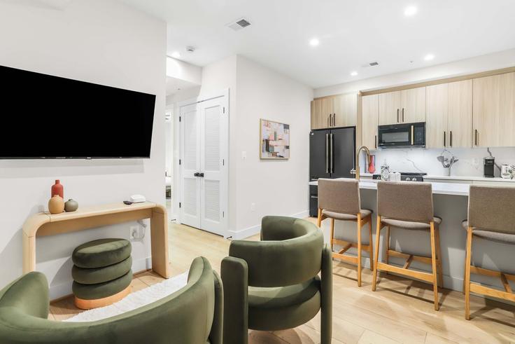 Salle de séjour élégante avec mobilier moderne dans un appartement à Building Connecticut Avenue Northwest - sojourn-guesty - 1461456 à Washington, Washington Salle de séjour élégante avec mobilier moderne dans un appartement à Building Connecticut Avenue Northwest - sojourn-guesty - 1461456 à Washington, Washington