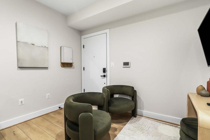 Salle de séjour élégante avec mobilier moderne dans un appartement à Building Connecticut Avenue Northwest - sojourn-guesty - 1461452 à Washington, Washington Salle de séjour élégante avec mobilier moderne dans un appartement à Building Connecticut Avenue Northwest - sojourn-guesty - 1461452 à Washington, Washington