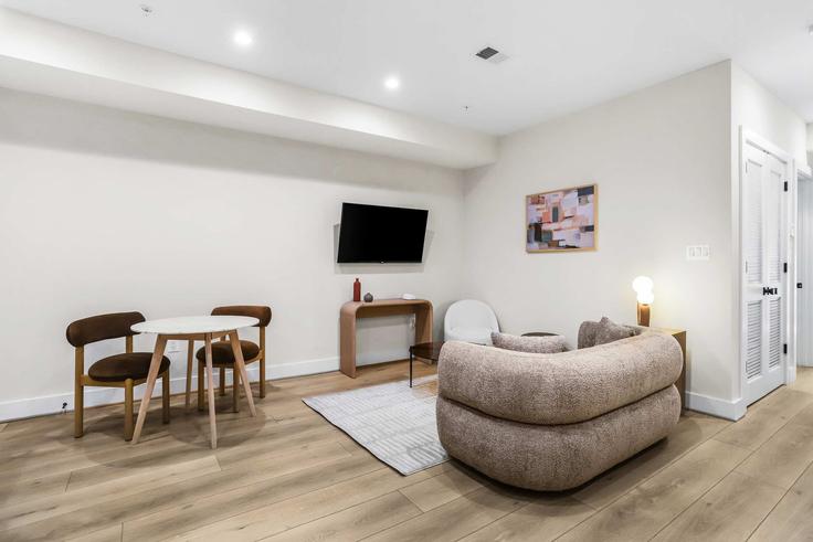 Salle de séjour élégante avec mobilier moderne dans un appartement à Building Connecticut Avenue Northwest - sojourn-guesty - 1461445 à Washington, Washington Salle de séjour élégante avec mobilier moderne dans un appartement à Building Connecticut Avenue Northwest - sojourn-guesty - 1461445 à Washington, Washington