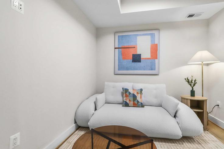 Building Connecticut Avenue Northwest - sojourn-guesty - 1461446 adresindeki bir dairede modern mobilyalarla zarif bir şekilde tasarlanmış oturma odası Washington, Washington Building Connecticut Avenue Northwest - sojourn-guesty - 1461446 adresindeki bir dairede modern mobilyalarla zarif bir şekilde tasarlanmış oturma odası Washington, Washington